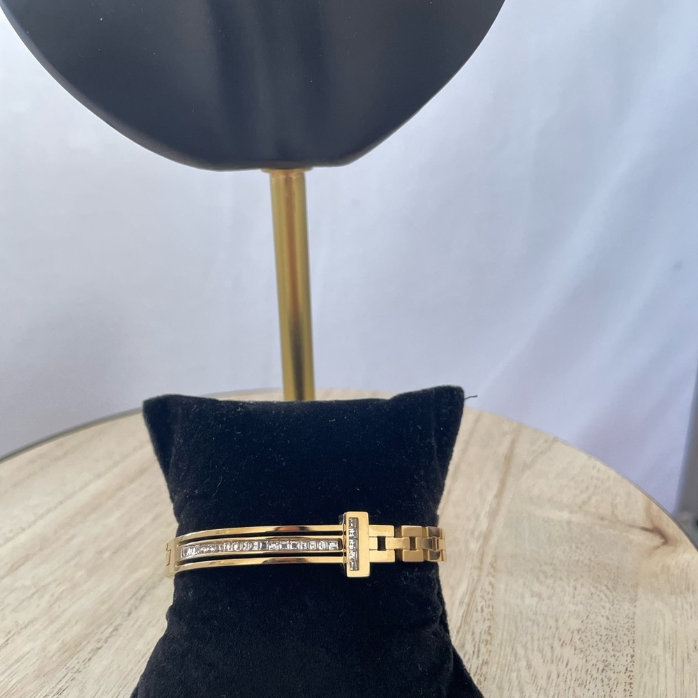 Sleek Gold Bracelet with Geometric Design